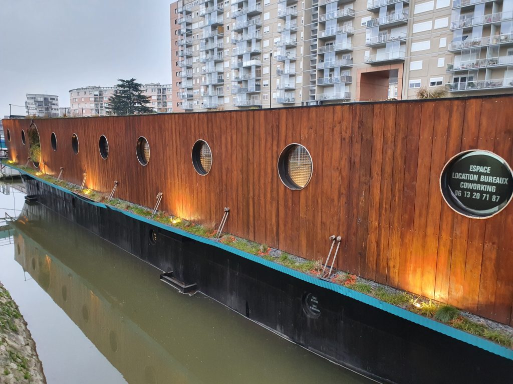 La Peniche espace de coworking sur le port du Mans